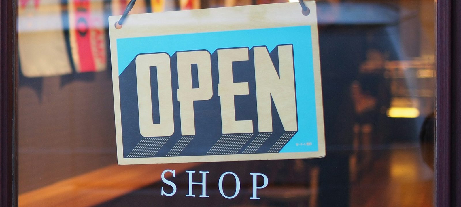 Pancarte « Open Shop » sur une vitrine