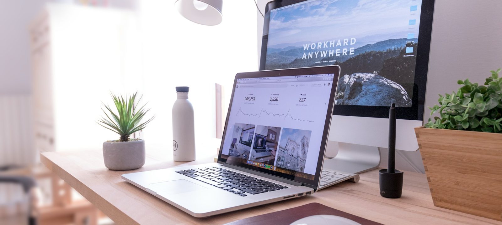 Bureau lumineux avec ordinateur portable affichant un site web